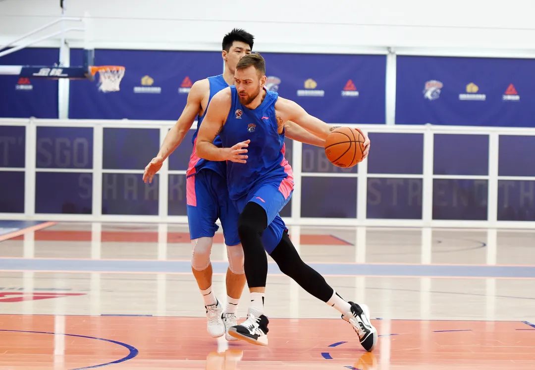 南韩男篮鏖战凯尔特人，哈里斯送出助攻