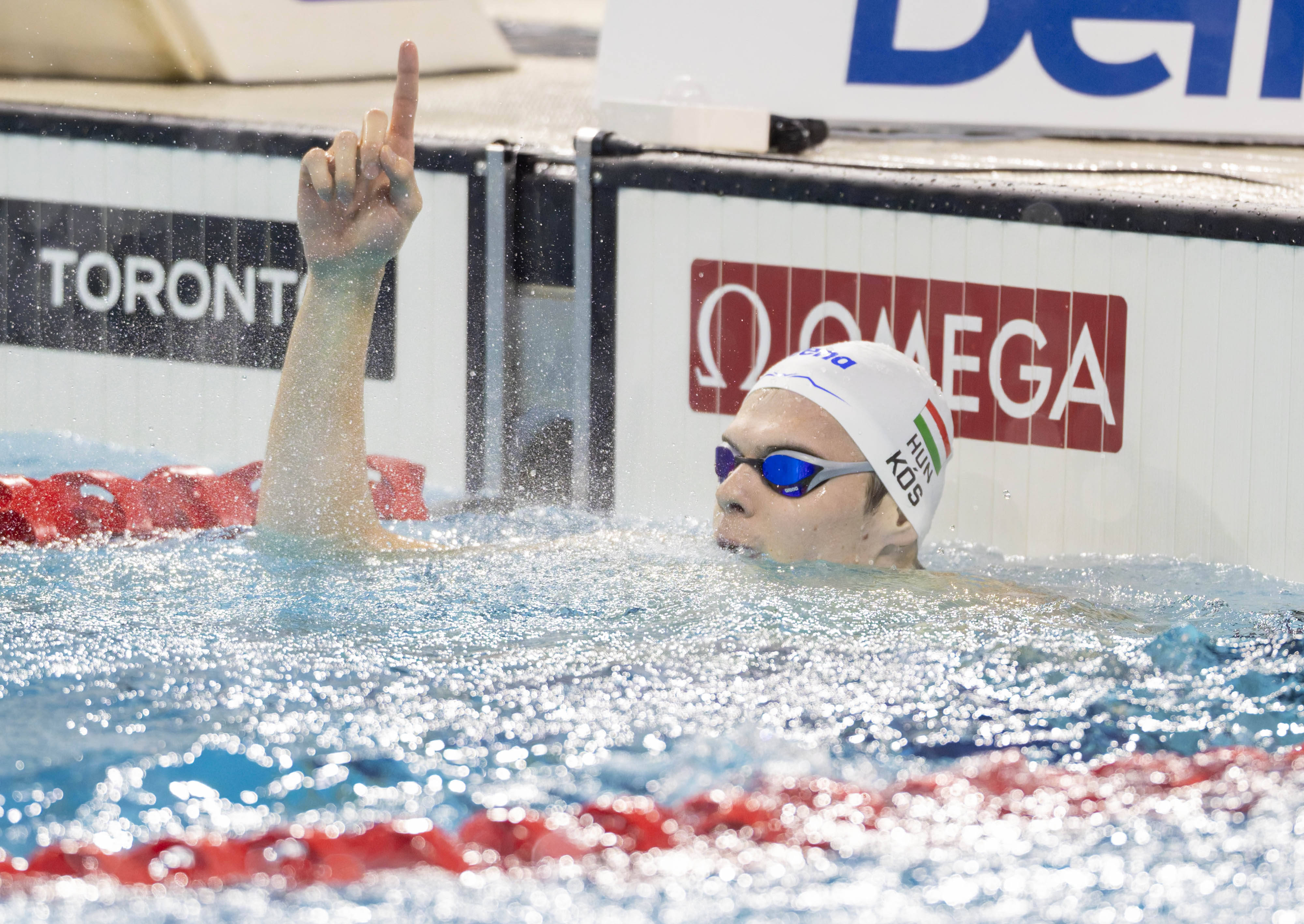 游泳选手刷新世界纪录，震撼全场