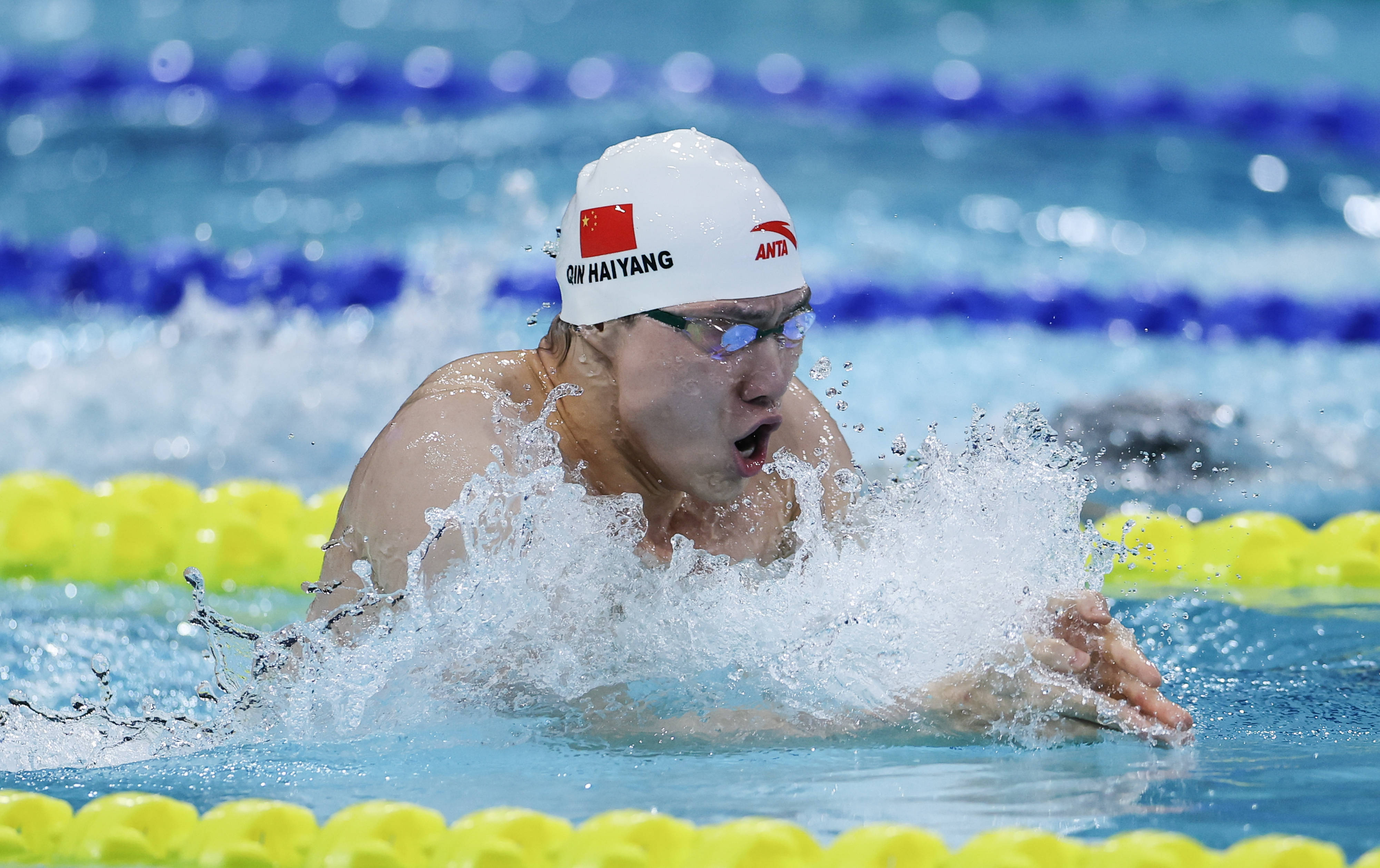 游泳选手刷新世界纪录，震撼全场