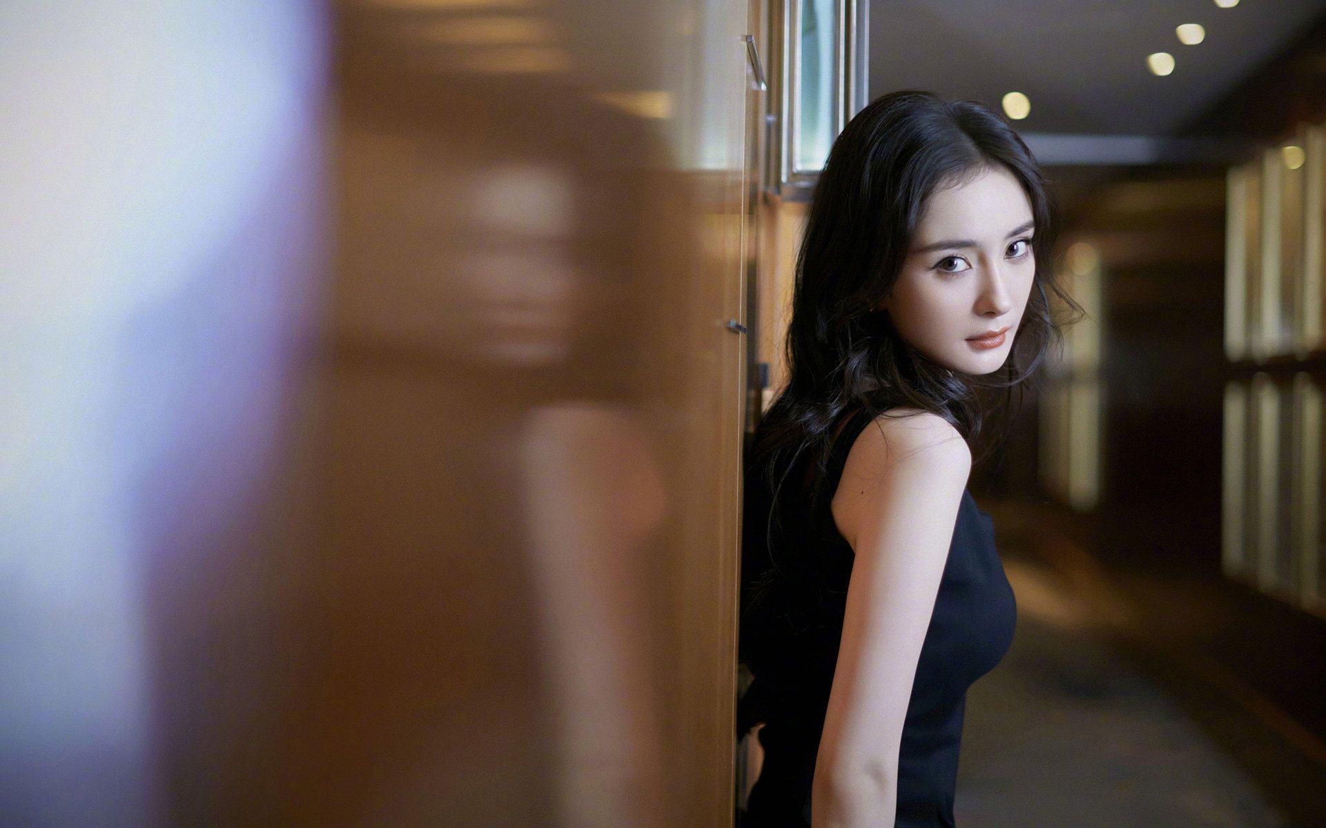 巴林赛道轰鸣,费城车轮飞转,极速与节奏中的稳定哲学